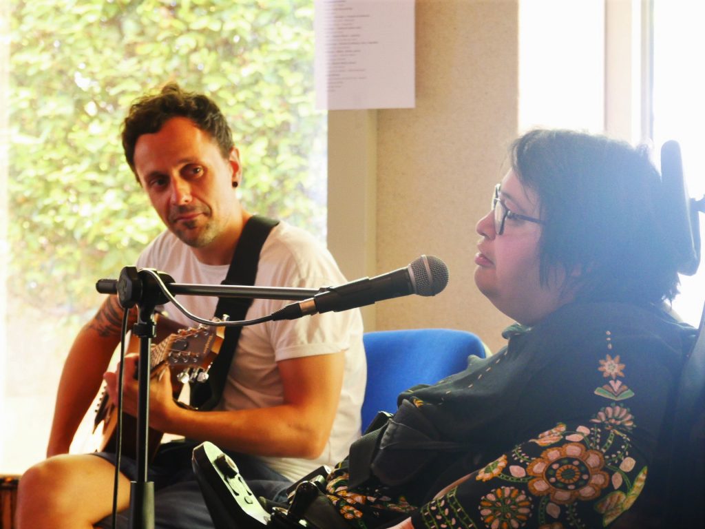 Frédéric à la guitare qui accompagne Laëtitia au chant