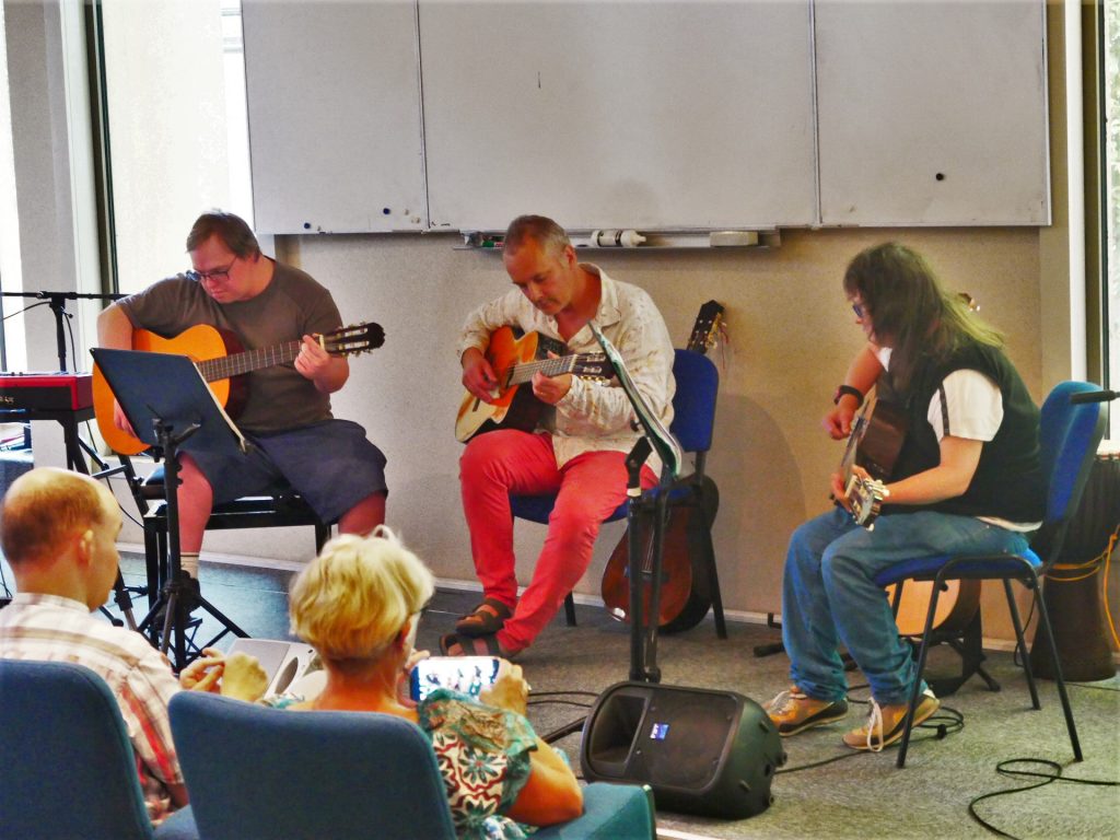 Trio de guitare interprété par Flavien, François et Véronique