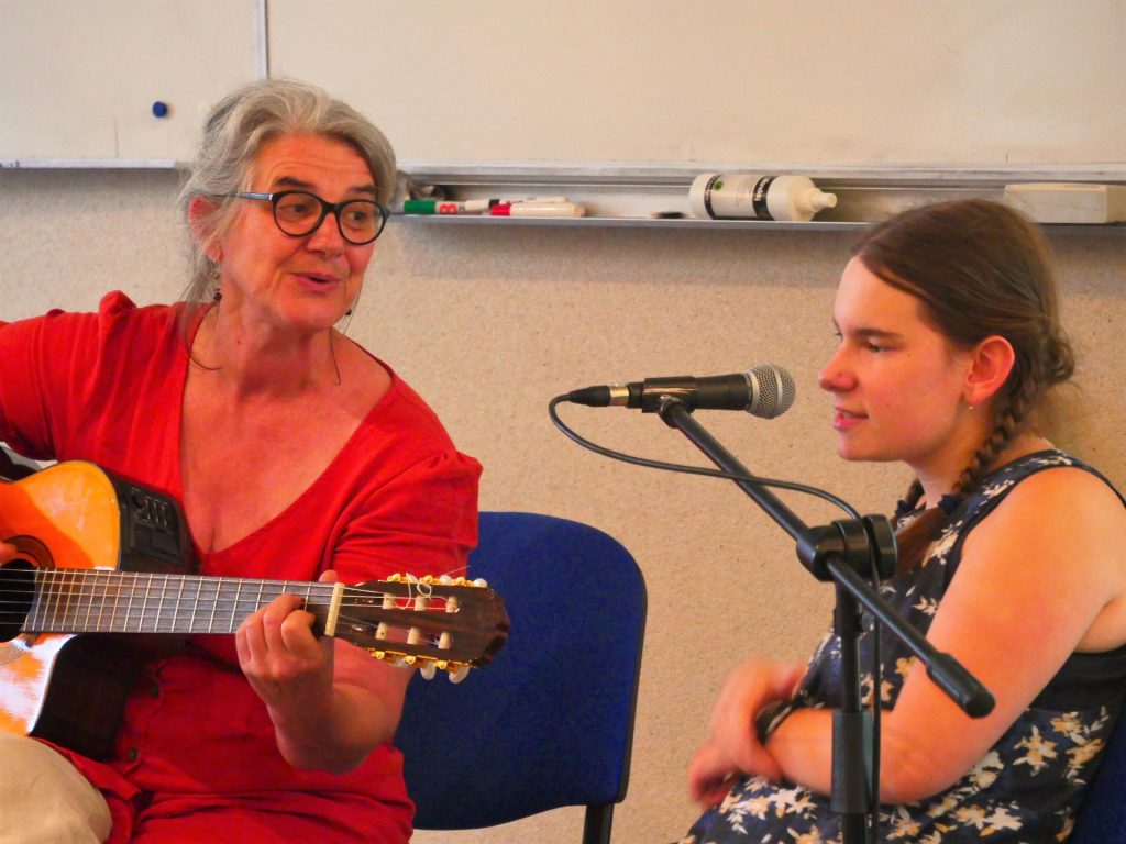 Chantal à la guitare et au chant, en duo avec Lilith