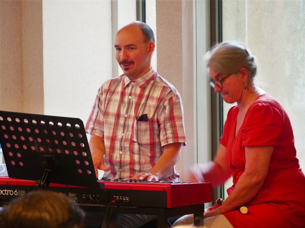 Sylvain aux claviers accompagné de Chantal