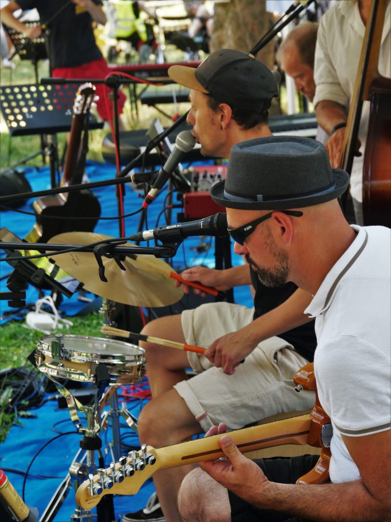 Un des groupes qui animait l'évènement, ici un batteur, un contrebassiste et un guitariste