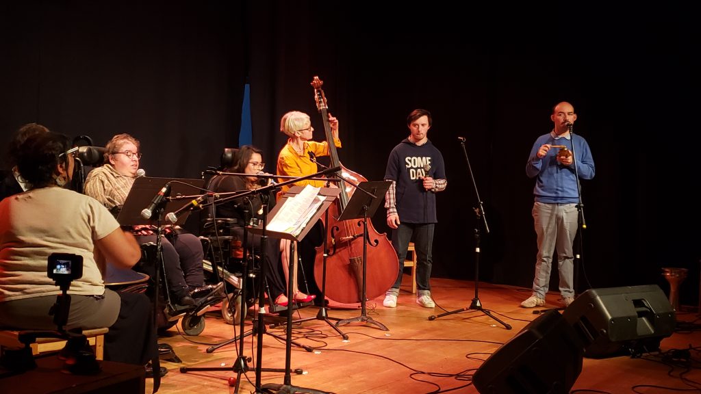 Imen et Youri au chant, accompagné·e de Nathalie à la contrebasse à l'édition 2022 de Vocamix