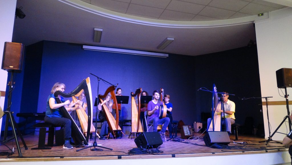 La classe de harpes du CRR sur la scène de l'Espace Jean Couty 