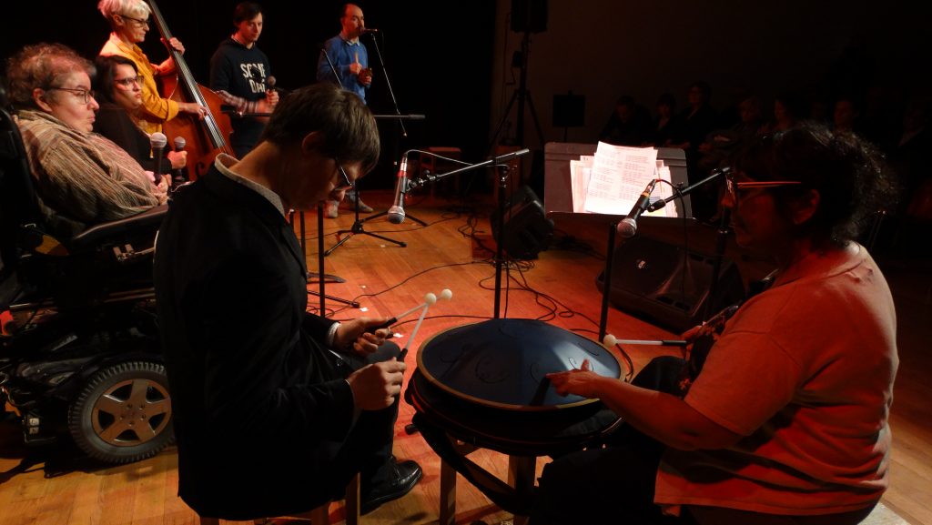 Lug et Nancy au handpan, accompagné·e de Florence, Imen, Youri et Sylvain au chant, et Nathalie à la contrebasse pendant l'édition 2022 de Vocamix