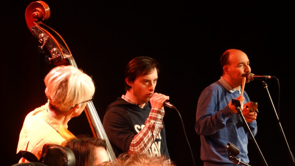 Youri au chant, Sylvain au chant et au guiro grenouille, Nathalie à la contrebasse pendant l'édition 2022 de Vocamix