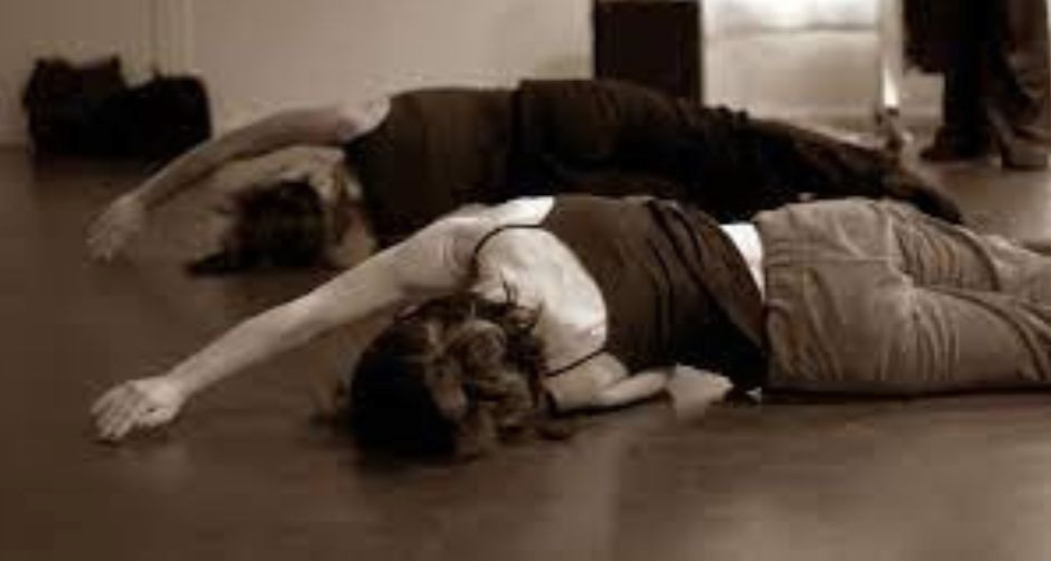 Chorégraphie art thérapie, corps qui dansent sur le sol