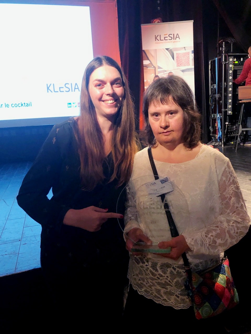 Hélène et Véronique qui vous présentent le prix "Avancée en âge"