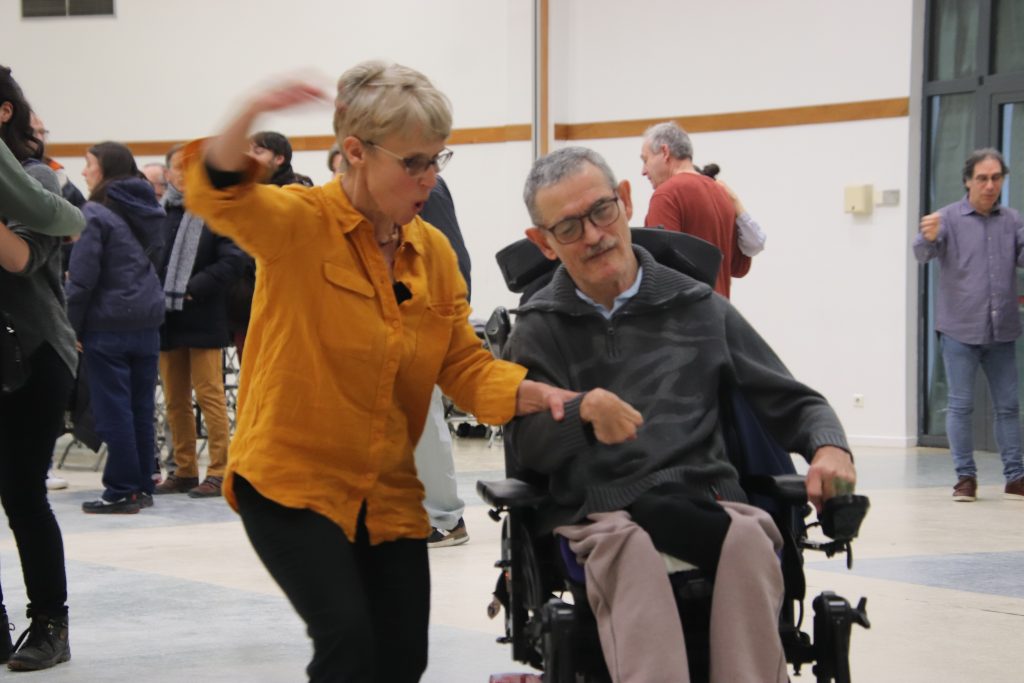 Nathalie qui danse avec un monsieur en fauteuil roulant