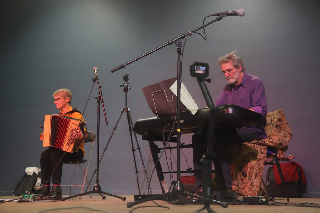 Nathalie à l'accordéon et Dominique au piano, sur scène