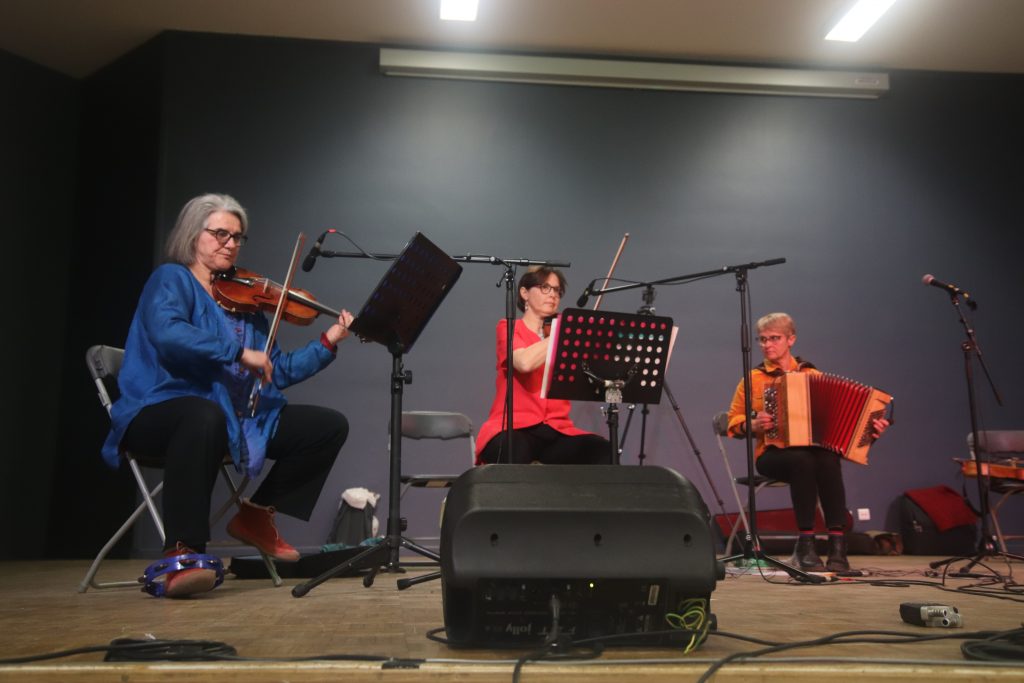 Le groupe Tourmaline en place sur scène, avec Chantal au violon, Marjolaine au violon, Nathalie à l'accordéon et Dominique aux claviers ; premier groupe qui joue