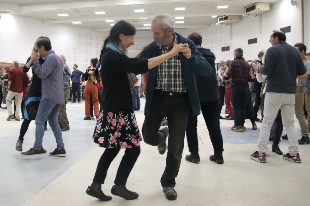 Un couple danse pendant le Bal Folk à l'Espace Jean couty