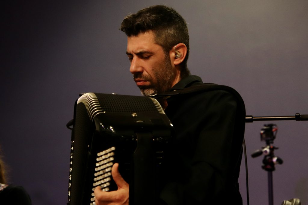 Aymerick Alvarez Tron joue de l'accordéon