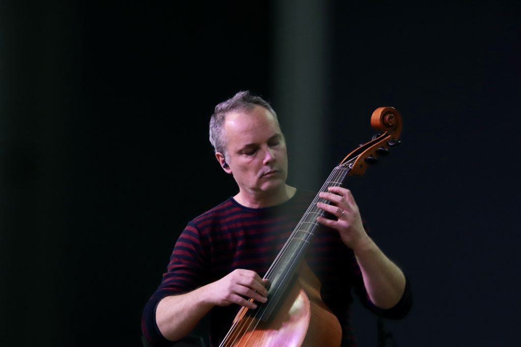 François Cordet joue de la viole de gambe