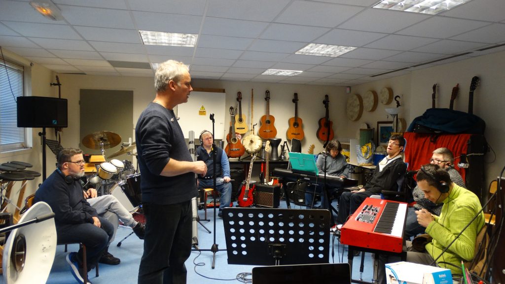 François Cordet, directeur artistique du Chant des Possible et de la Formation Artdiv', dirige la répétition