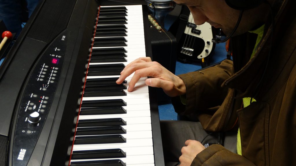 Focus sur les mains d'Etienne au clavier