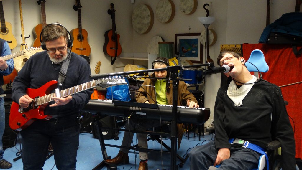 Le trio de choc : JF à la guitare, Etienne au clavier et Xavier à la voix