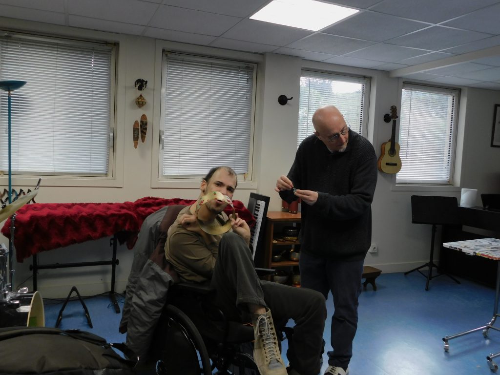 Sébastien propose à un des participants de jouer avec une couronne 