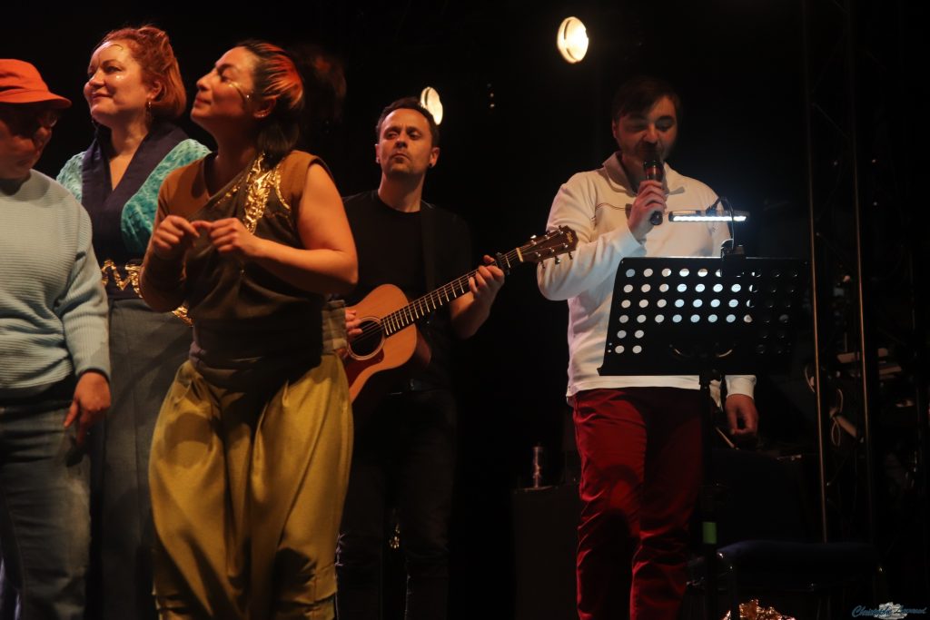 Frédéric à la guitare, Agnès et un des musiciens de l'Île Barbe au chant