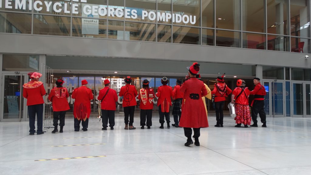 La Fanfare à Monique en rang de dos