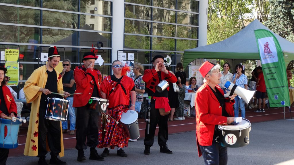 Lydie présente la Fanfare à Monique
