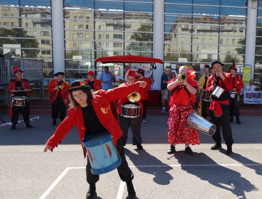 Véronique fait l'oiseau devant notre Présidente Monique et d'autres musiciens