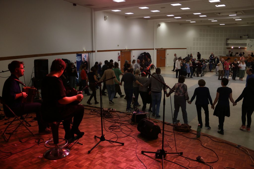 photo vue de la scène pendant la performance du duo Ligérien